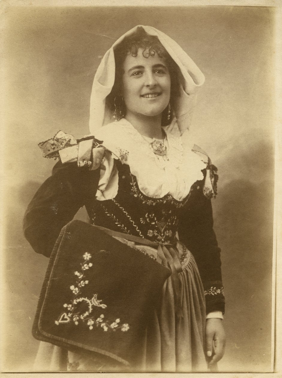 Junge Frau in traditioneller Kleidung und Kopfschmuck, Abruzzen, Italien von Italian Photographer