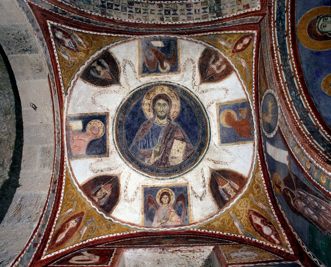 Christus spendet Segen, umgeben von Symbolen der Evangelisten, Fresko der italienischen Schule des 13. Jahrhunderts, Gewölbe 15 der Krypta der Kathedrale von Anagni, Italien von Italian School