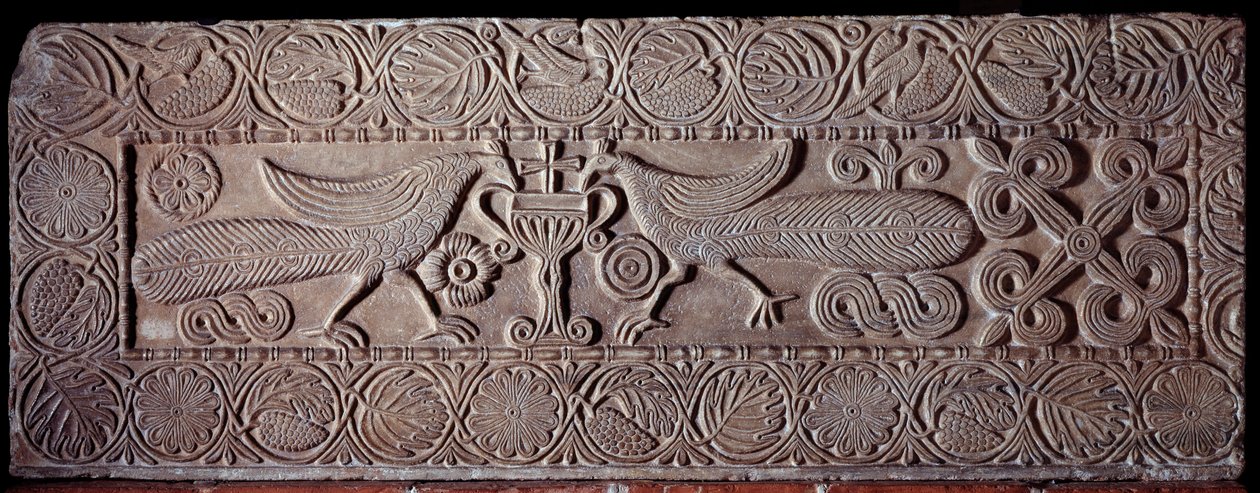 Steinbrüstung mit Reliefs von Pfauen von Italian School