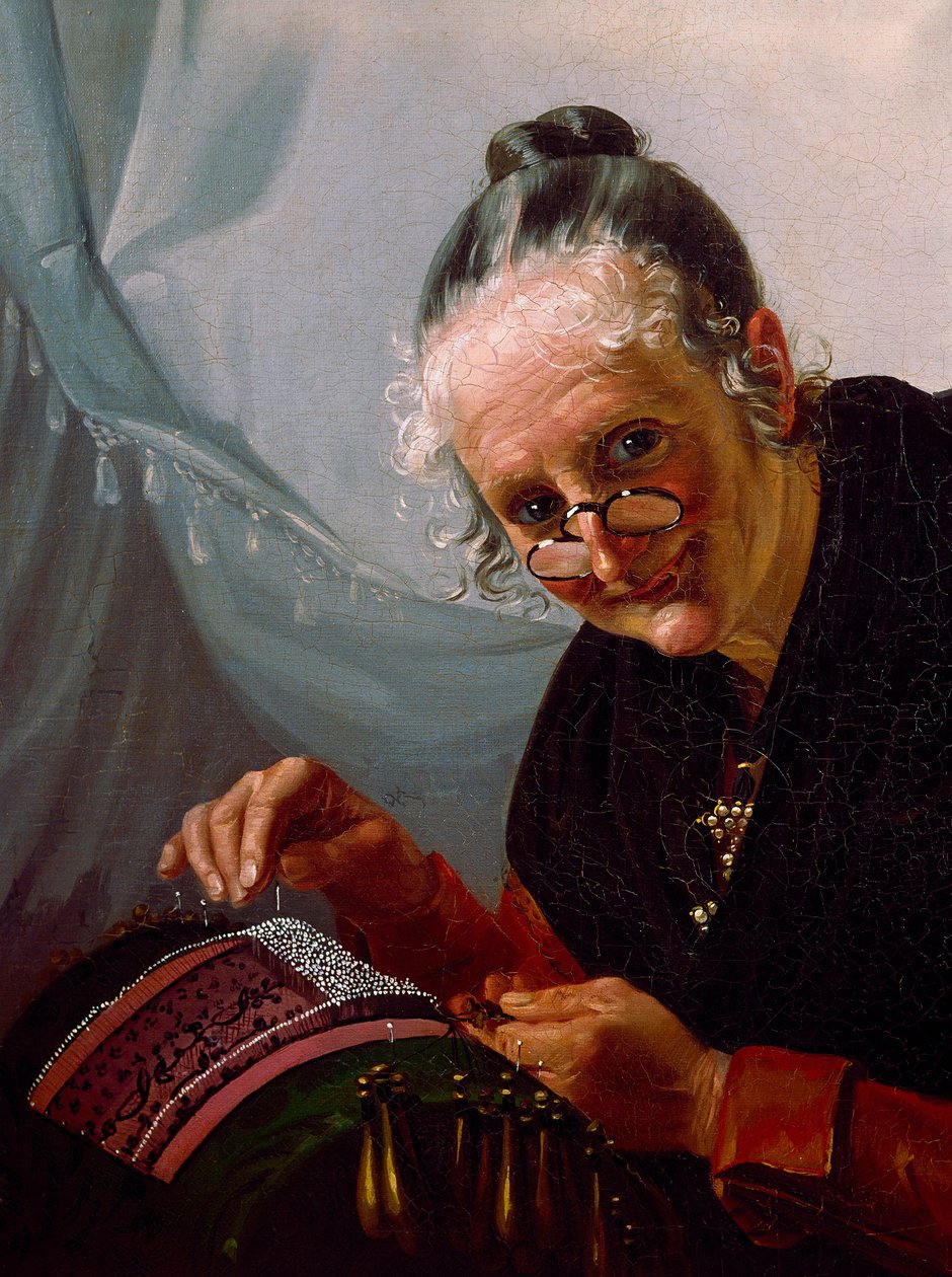Porträt einer alten Frau, die lächelt und eine Brille vor ihrer Arbeit trägt von Italian School