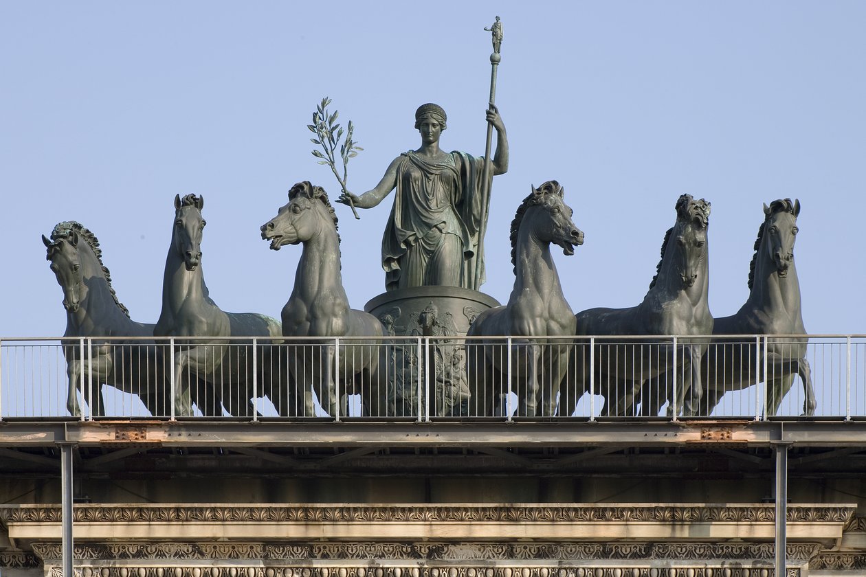 Sechsspänniger Wagen, Detail des Friedensbogens, Mailand, Italien von Italian School