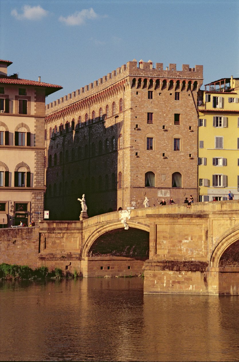 Ansicht des Museo Ferragamo und der Ponte Santa Trinita von Italian School