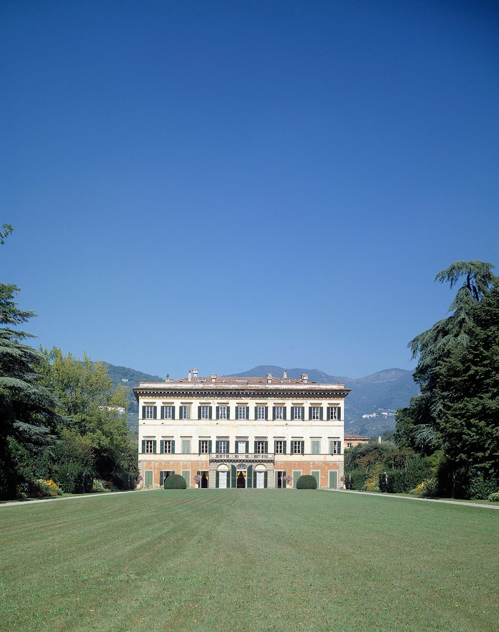 Ansicht der Fassade der Villa reale di Marlia (oder Palazzo Orsetti) von Italian School