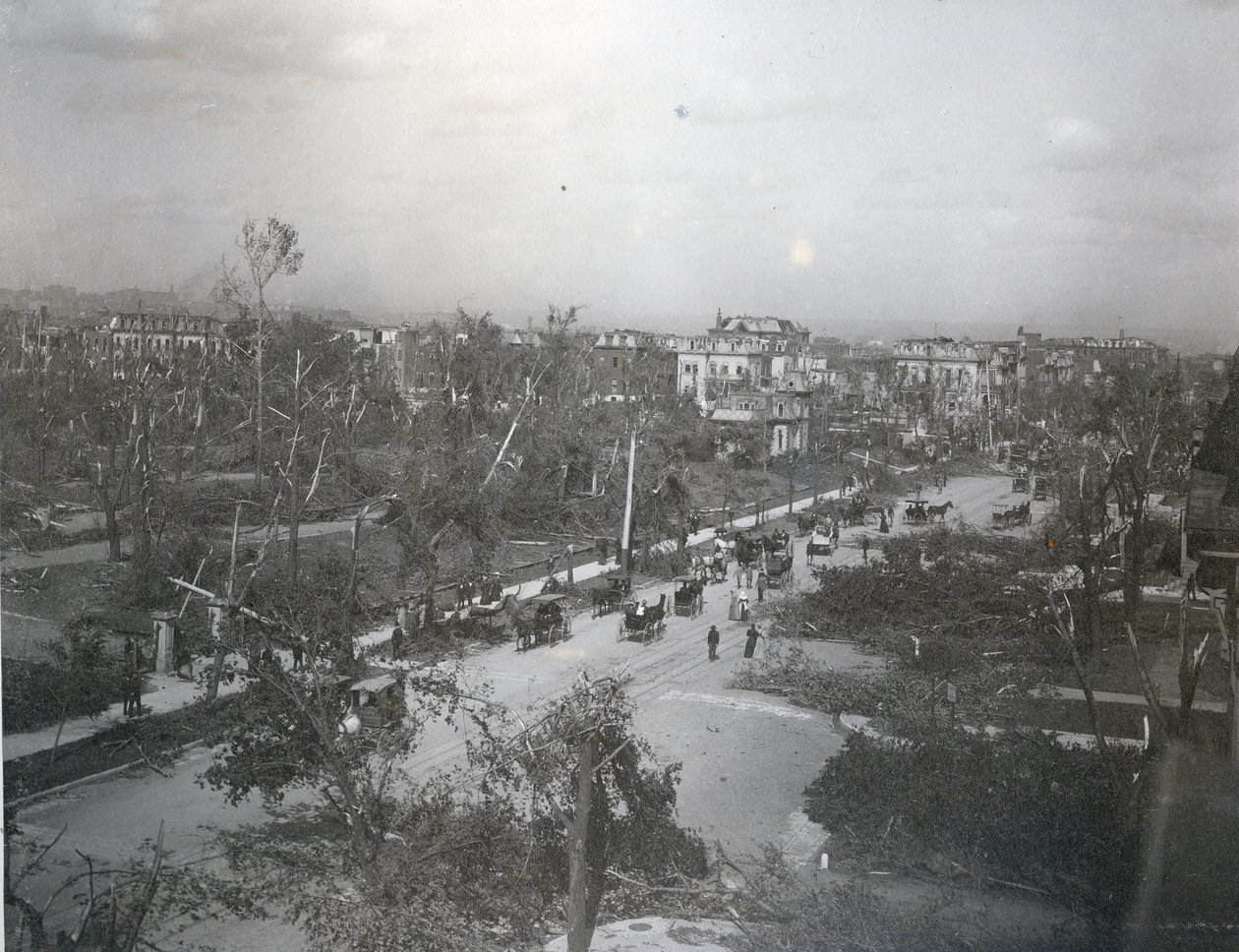Fußgänger- und Straßenbahnverkehr auf der Eads-Brücke während der Flut von 1903 von J.C. Strauss