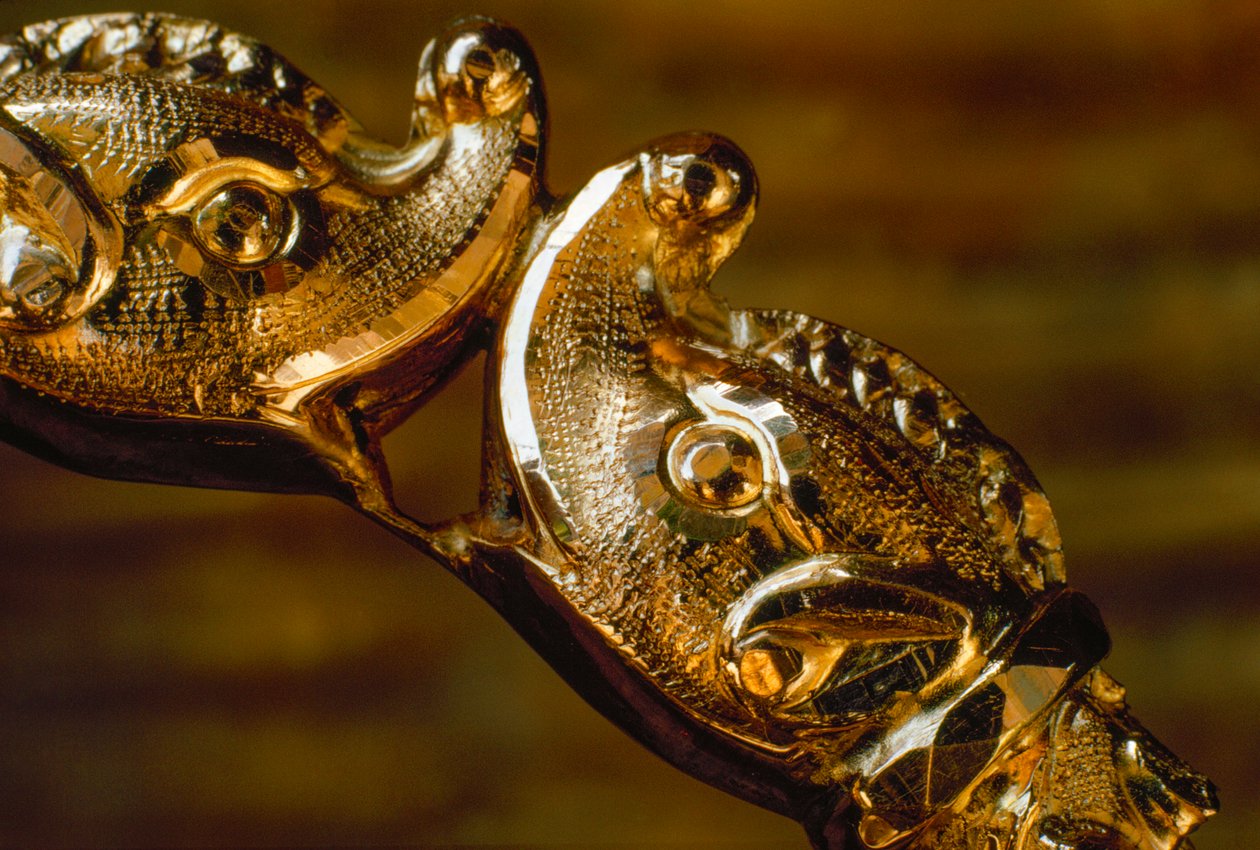 Ein handgefertigtes goldenes Armband zeigt zwei kollidierende Haiköpfe. Südamerika von James L Stanfield