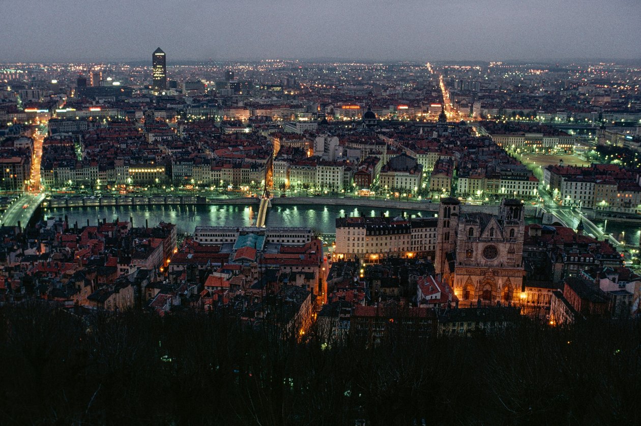 Ein Blick auf Lyon zwischen der Pont de la Feuillite und der Pont Bonaparte in der Dämmerung... von James L Stanfield
