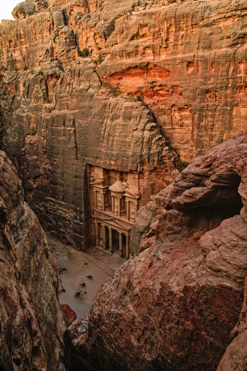 Erhöhte Ansicht des nabatäischen Tempels namens Al-Khazneh und des Schatzhauses des Pharaos... von James L Stanfield