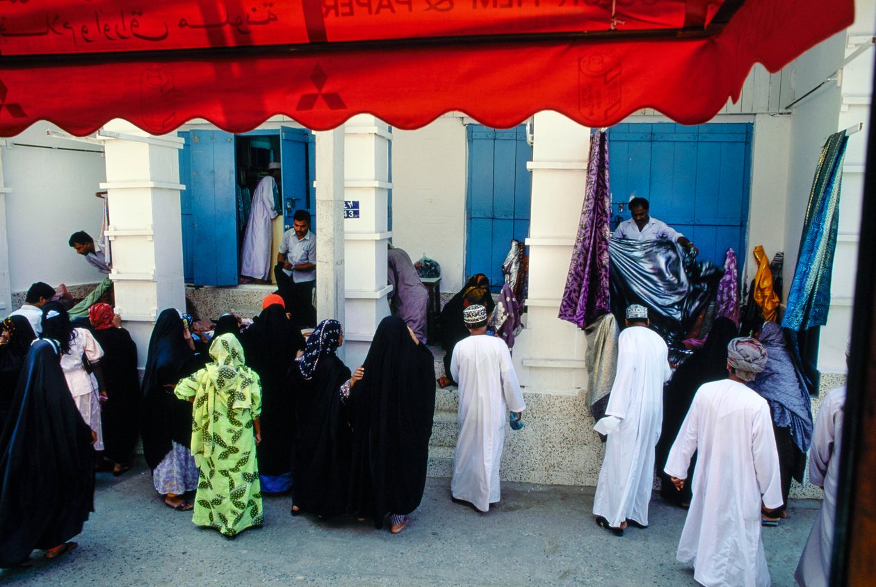 Markt im Freien in Maskat, Oman Händler zeigen Textilien von James L Stanfield