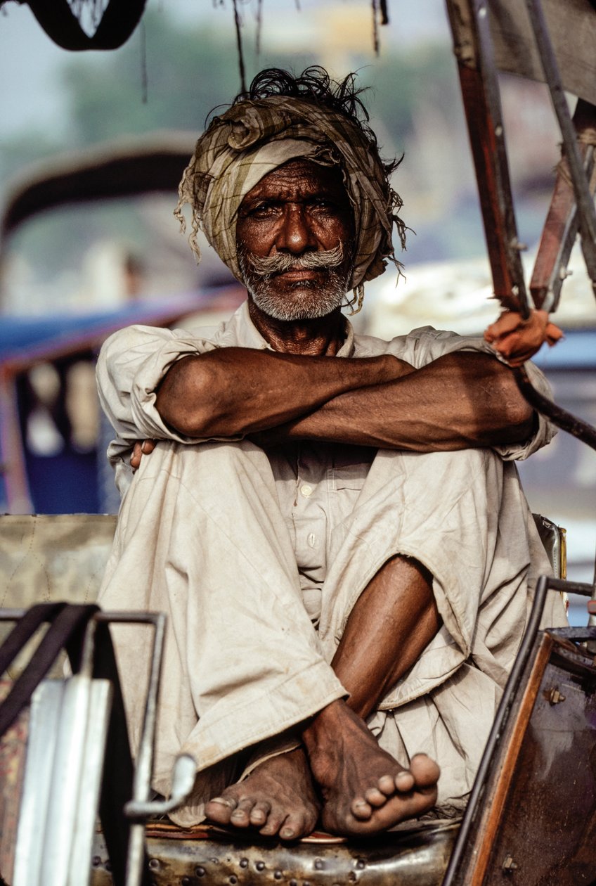 Pakistanischer Rikscha-Taxi-Träger wartet auf eine Fahrt in Karachi, Pakistan von James L Stanfield