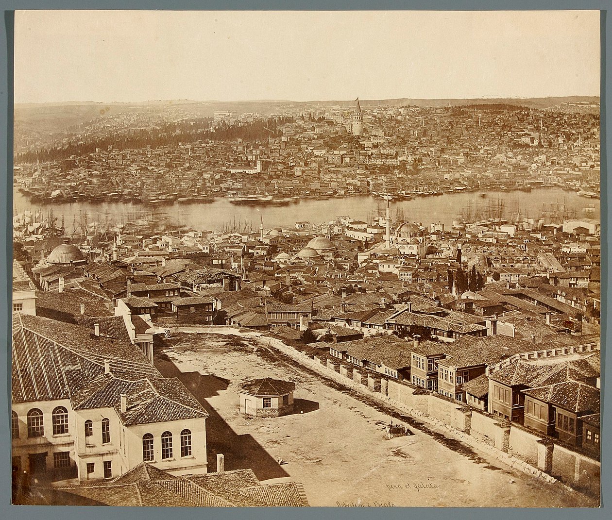 "Pera und Galata" [Istanbul. Stadtpanorama - Blick auf die Stadtteile Pera und Galata] von James Robertson