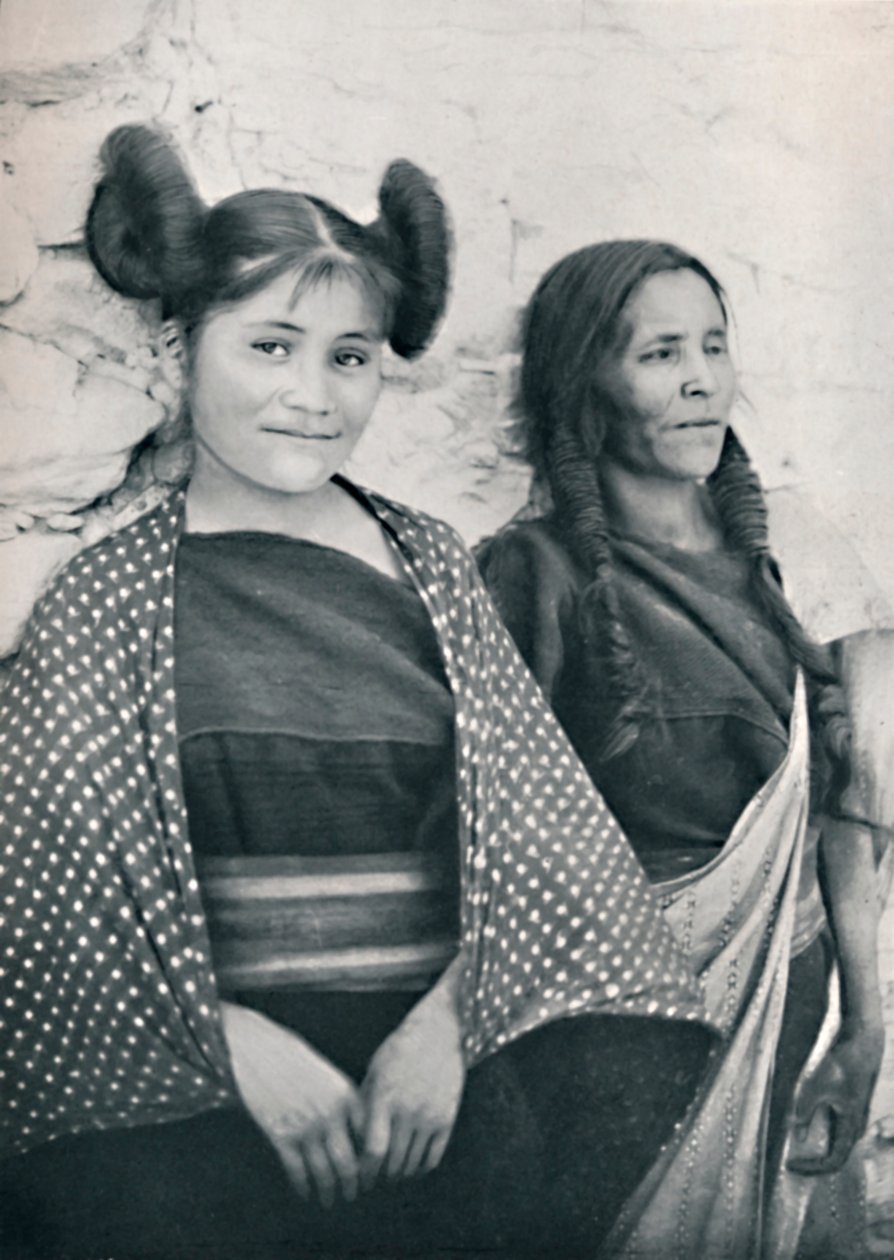 Ein Hopi-Mädchen aus Arizona und ihre Mutter von James and Pierce