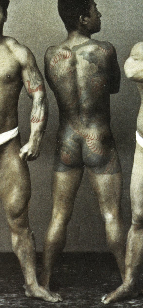 Männer mit traditionellen japanischen Irezumi-Tattoos, um 1880 (handkoloriertes Albumin-Foto) von Japanese Photographer