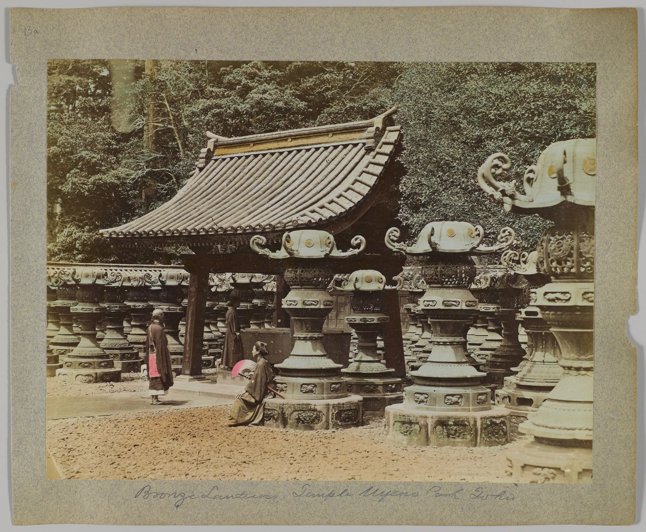 Bronzelaternen vor dem Tempel im Uyeno-Park, Tokio, Japan ...