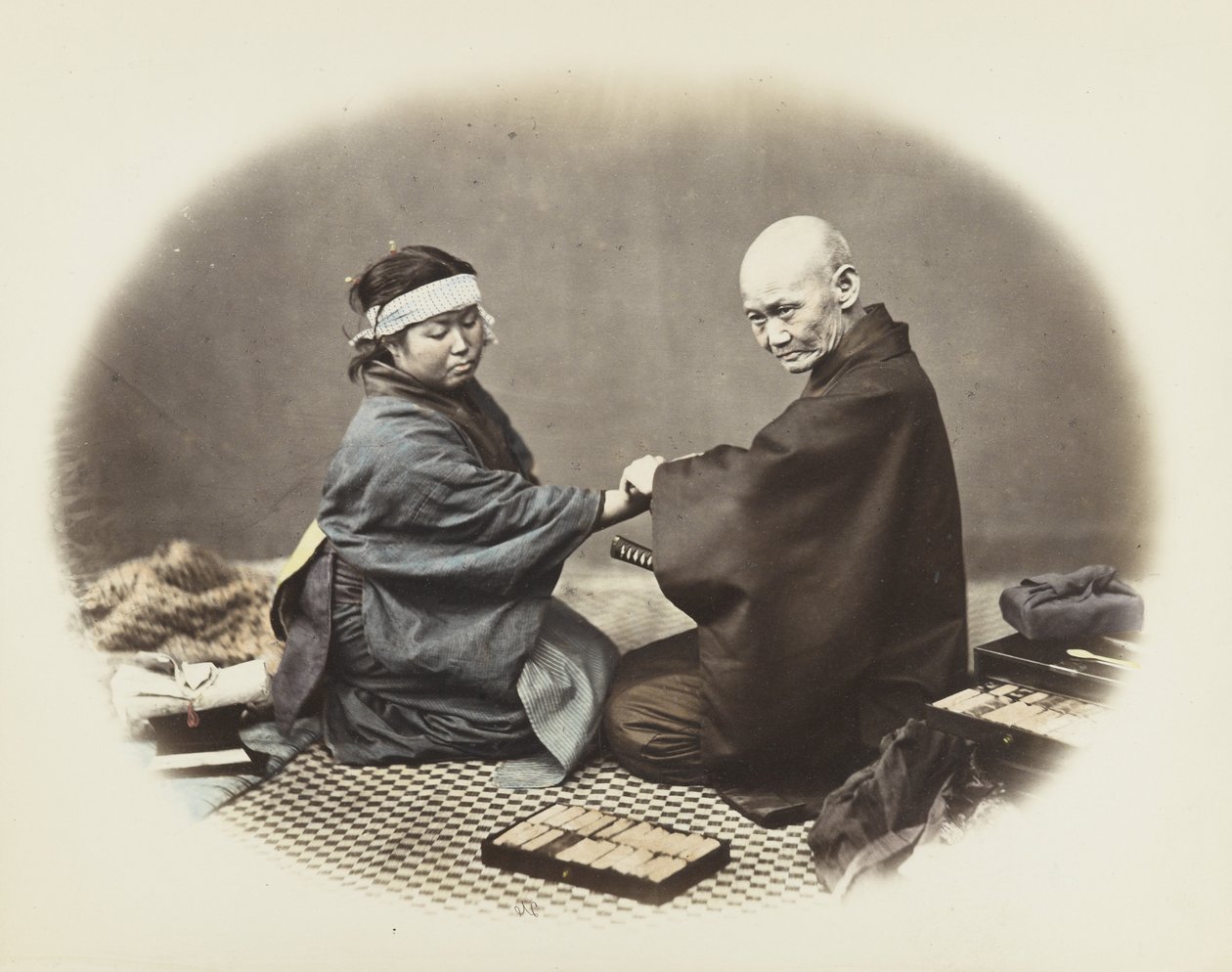 Japanischer Mann und Frau in traditioneller Kleidung von Japanese Photographer