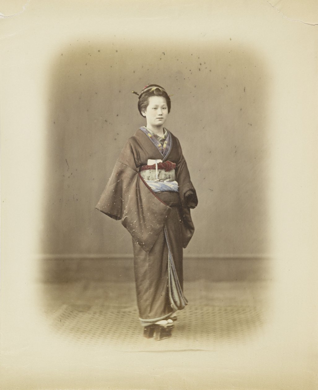 Japanische Frau in traditioneller Kleidung von Japanese Photographer
