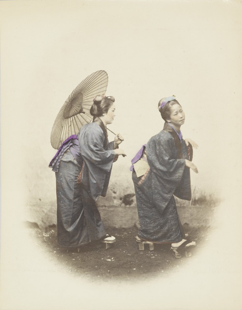 Japanische Frauen in traditioneller Kleidung von Japanese Photographer