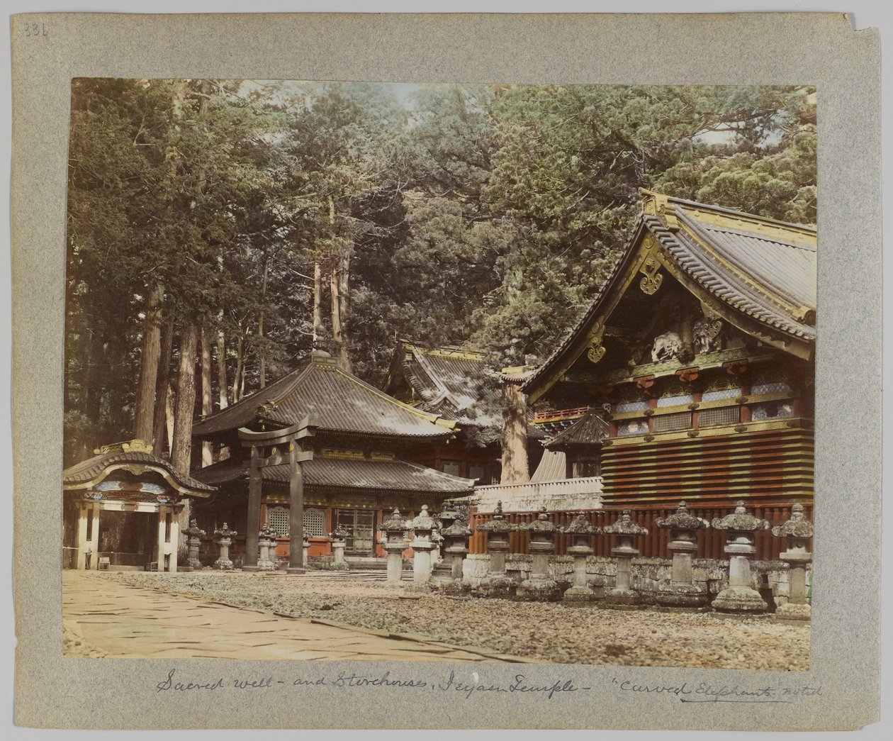 Heiliger Brunnen und Lagerhäuser, Tōshō-gū, Nikko, Japan (handkoloriertes s/w Foto) von Japanese Photographer
