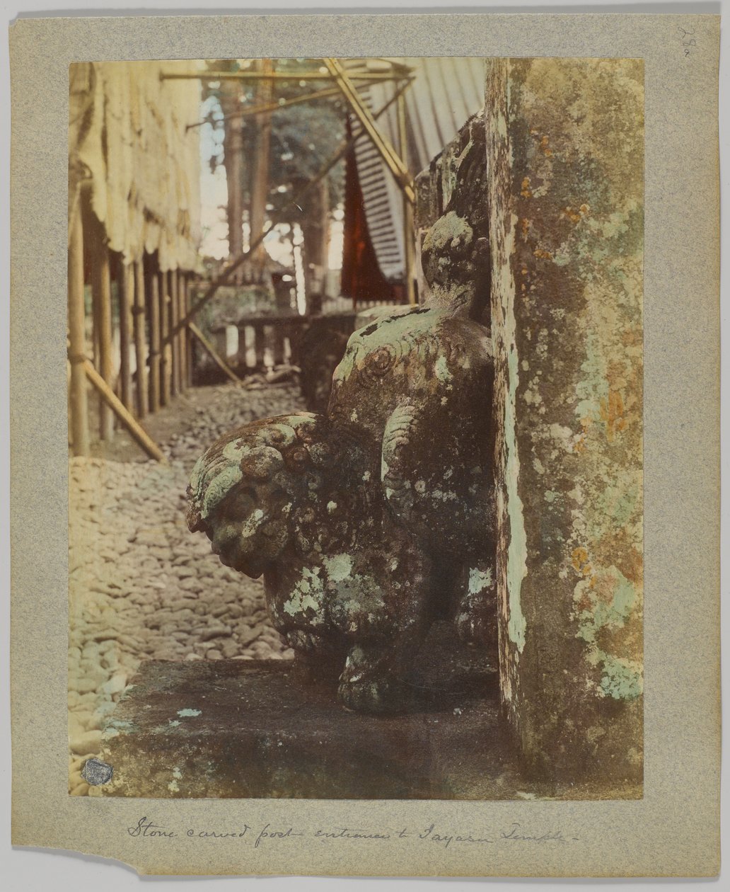 Stein geschnitzter Pfosten am Eingang zu Tōshō-gū, Nikko, Japan von Japanese Photographer