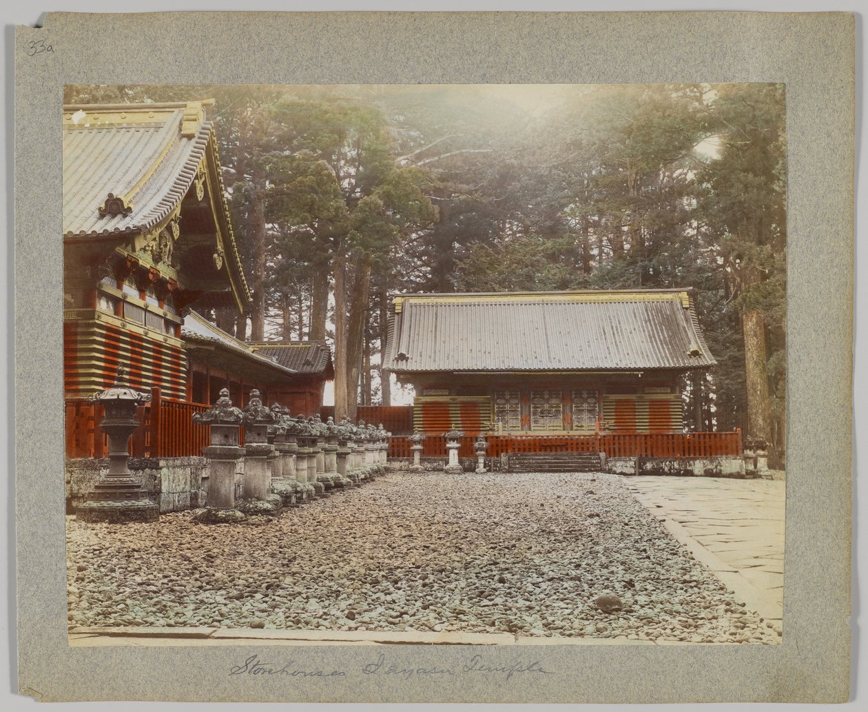 Lagerhäuser in Tōshō-gū, Nikko, Japan (handkoloriertes s/w-Foto) von Japanese Photographer