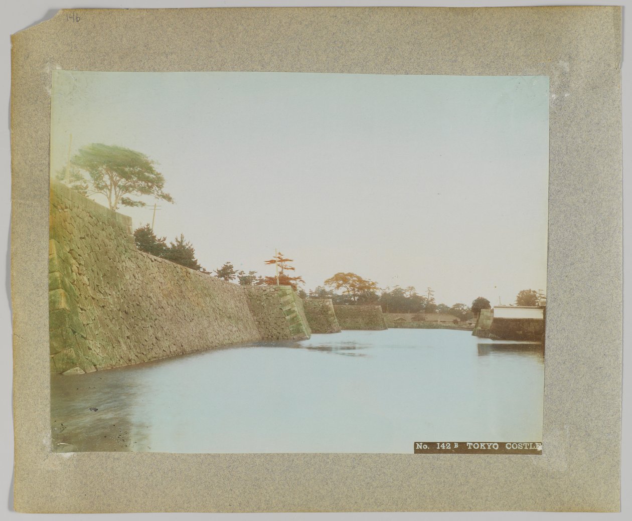 Schloss Tokio, Japan (handkoloriertes s/w-Foto) von Japanese Photographer