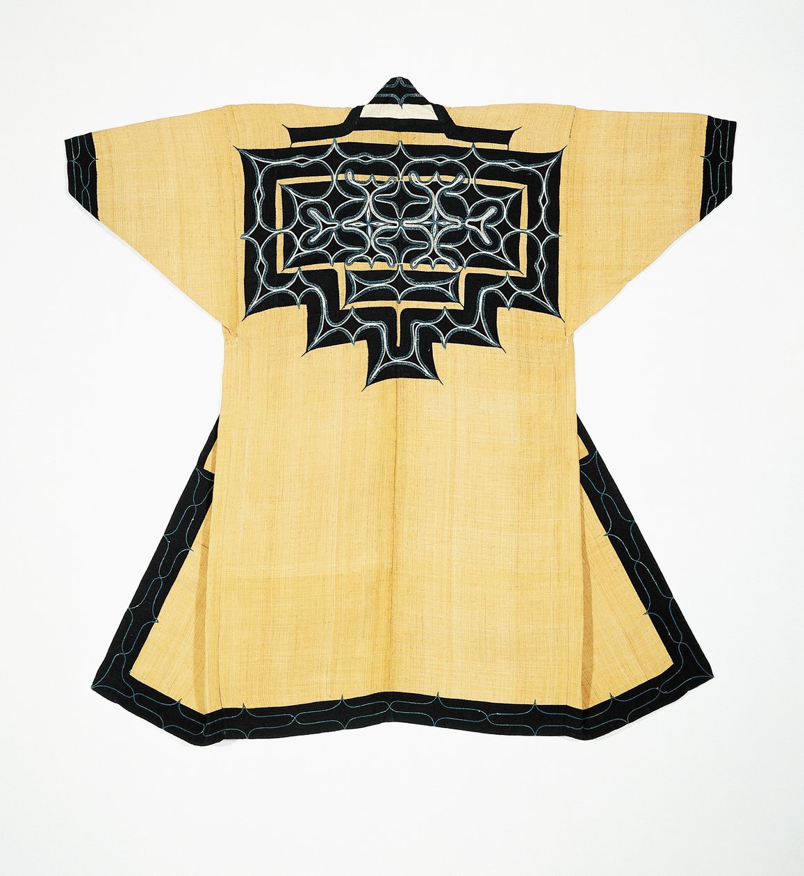 Zeremonialrobe (Attush) der Ainu-Bevölkerung mit traditionellen Ainu-Motiven, Kettenstichstickerei, Ulmenrinden, Wolle und Baumwolle von Japanese School