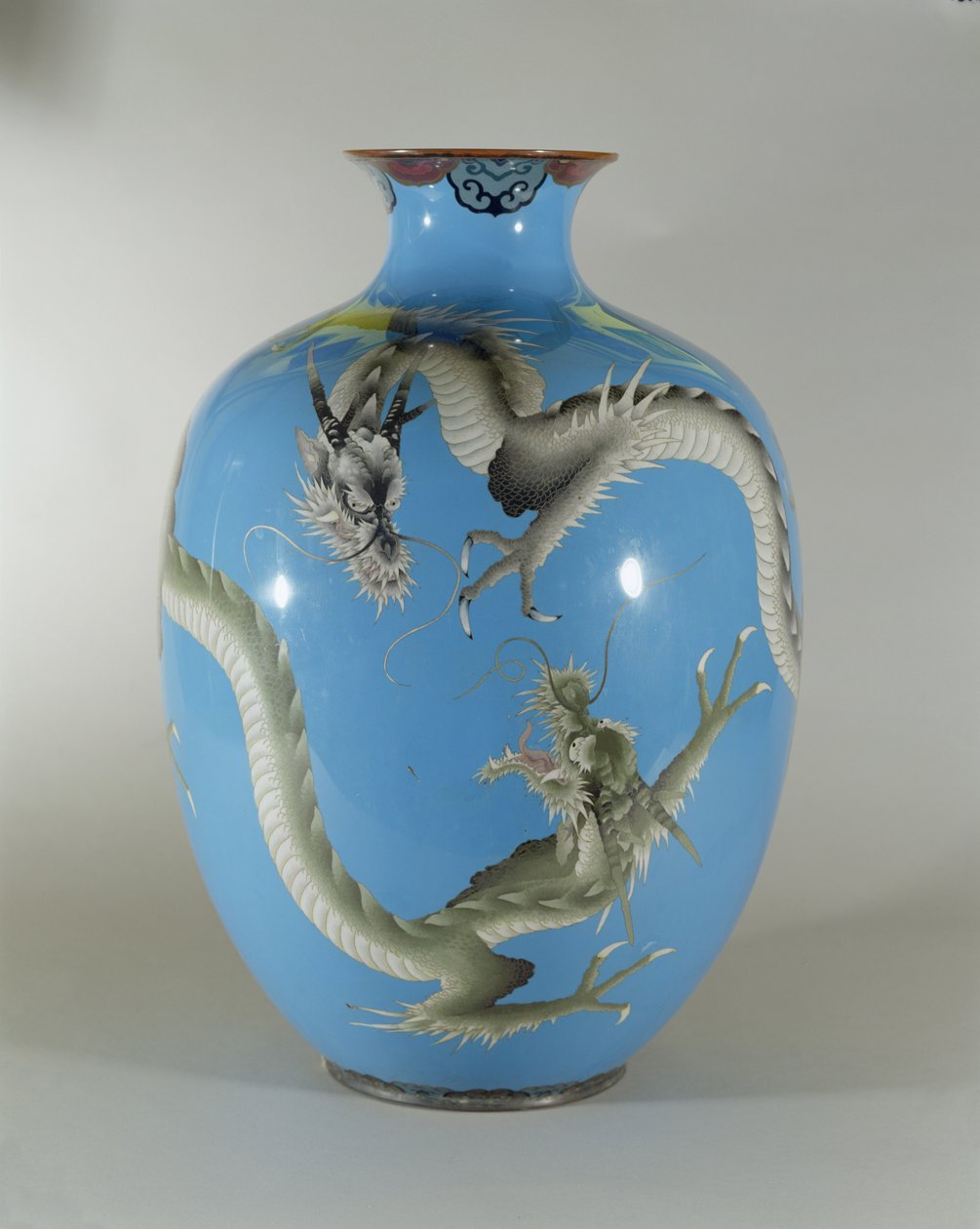 Emaillierte Vase, dekoriert mit einem Paar Drachen, Japanisch von Japanese School