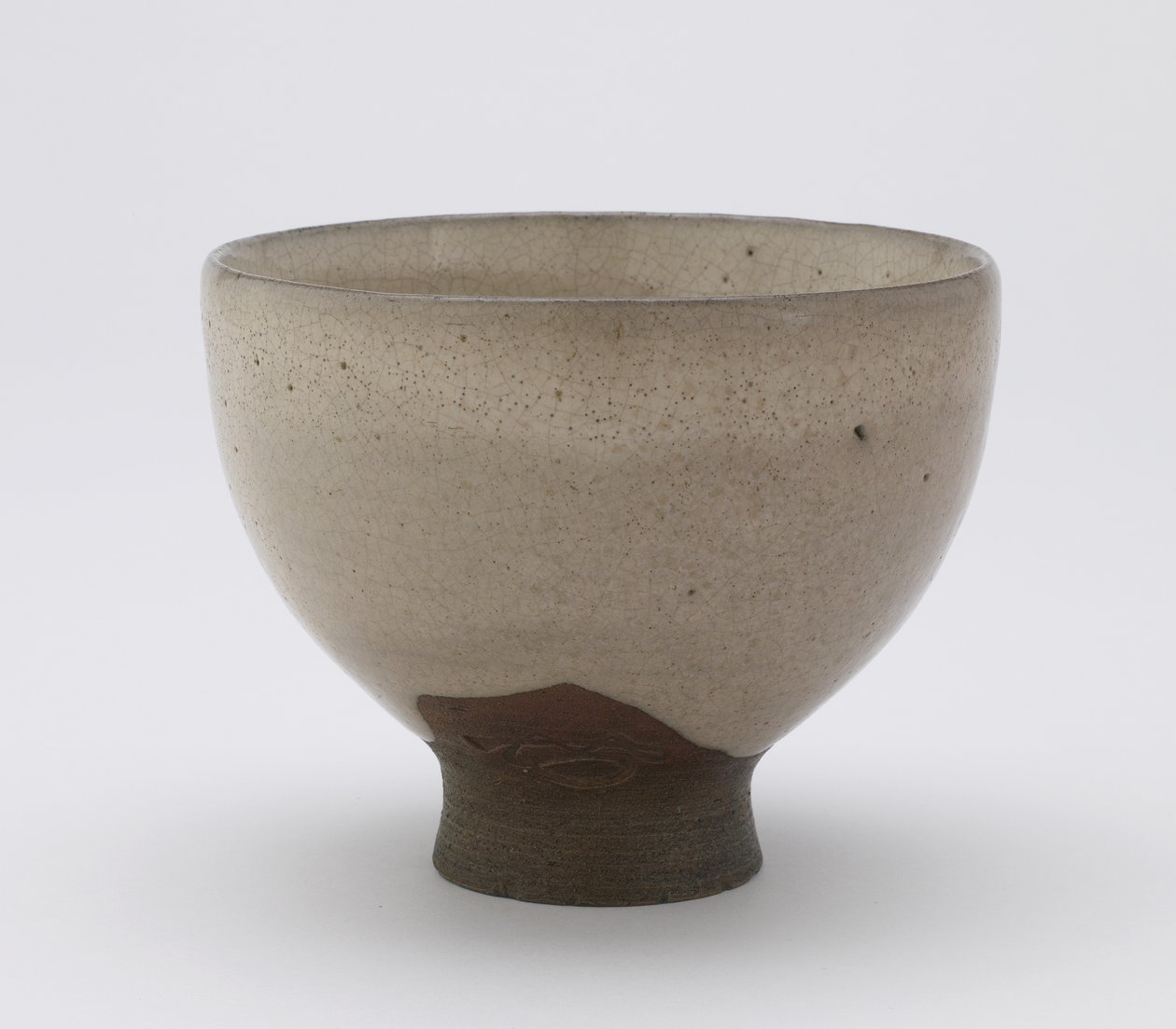 Inkyuzan-Ware-Teeschale in Goki-Form, mit eingedrücktem Zeichen, Teeschale (gokijawan), ca. 1804-25 von Japanese School