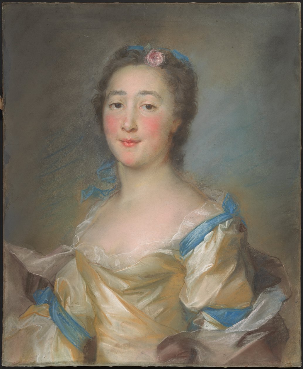 Eine junge Dame in einem gelben Kleid mit blauen Bändern von Jean Baptiste Perronneau