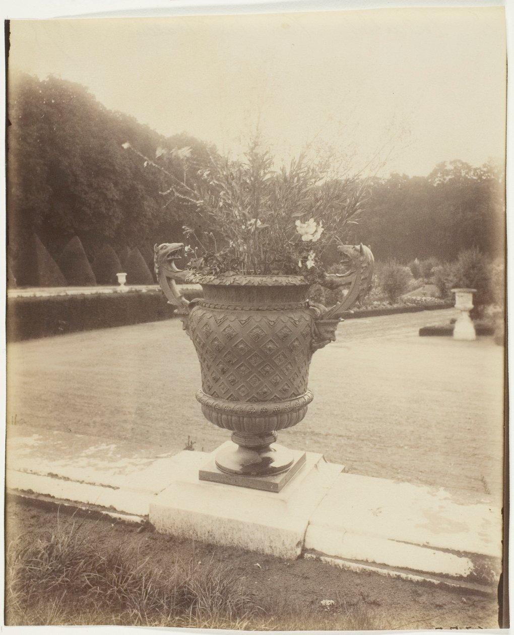Versailles, Vase von Ballin von Jean Eugène Auguste Atget