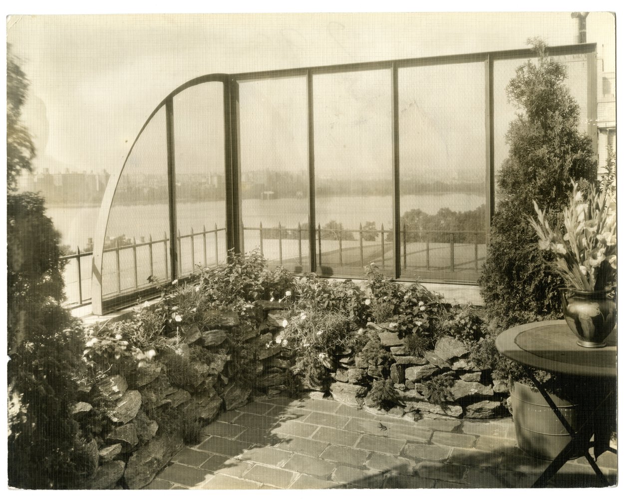 Garten von Frau Regina Jais, ca. 1936-37 von Jessie Tarbox Beals