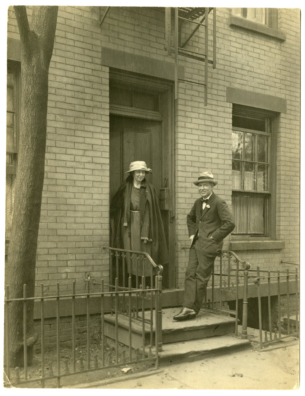 Mr. Llewelyn Powys, Autor, und seine Frau, ca. 1905-40 von Jessie Tarbox Beals