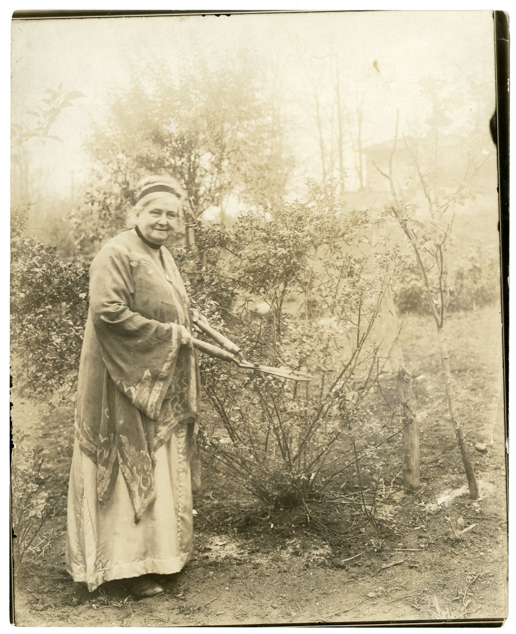 Mrs Alzirc Hewitt Wade - 88 Jahre alt - im Garten in Ossining, NY von Jessie Tarbox Beals