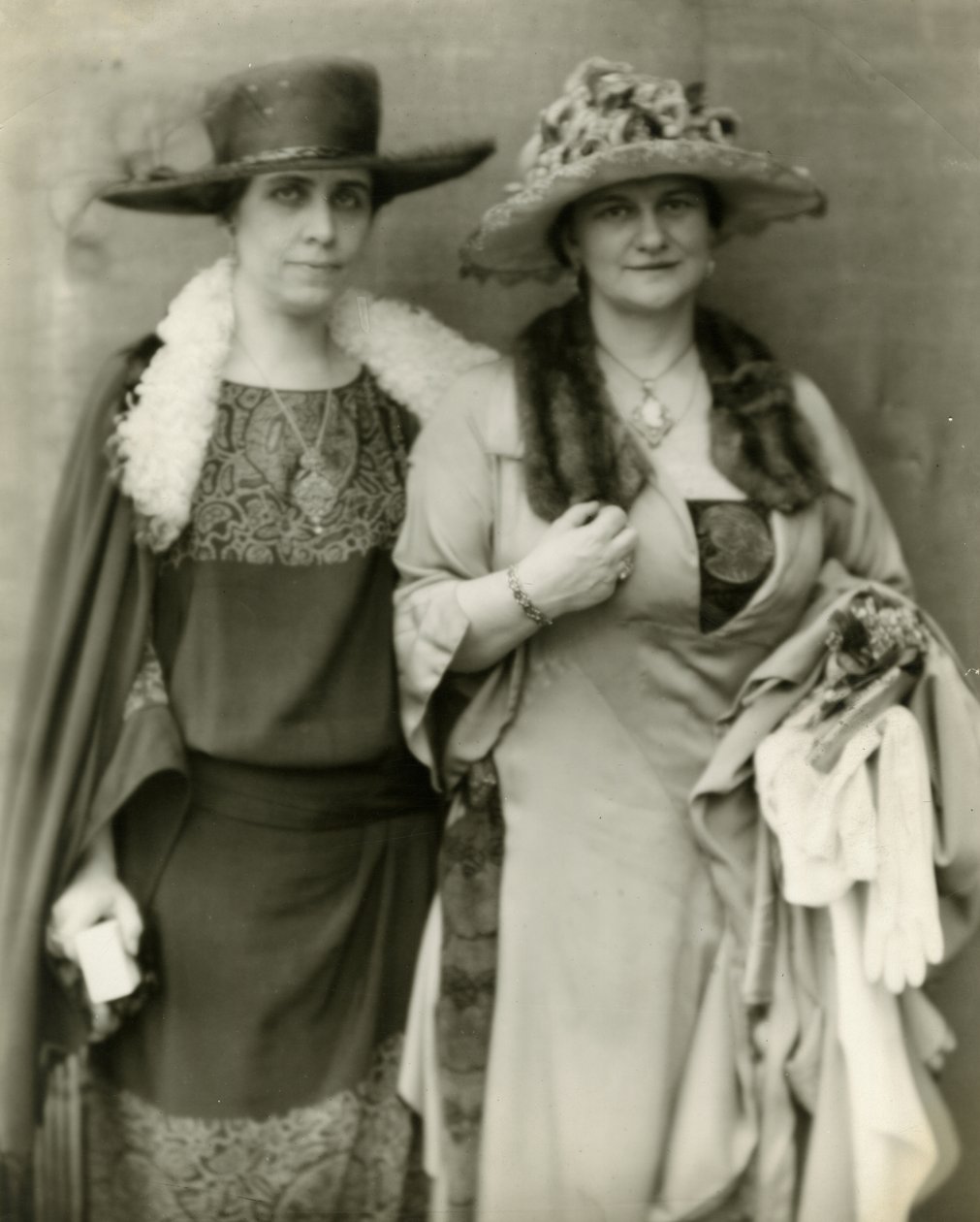 Mrs. Coolidge & ihre Freundin Mrs. Frances Parkinson Keyes, 1924 von Jessie Tarbox Beals