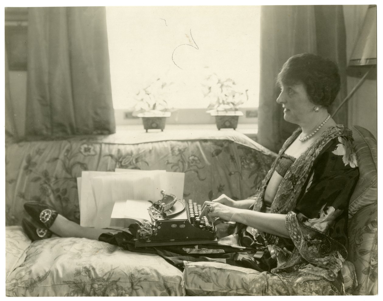 Mrs. Emily Post, Autorin von Etikette, um 1926-28 von Jessie Tarbox Beals