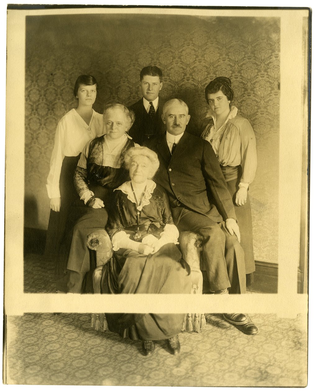 Die alte Dame ist Mrs. Lyman James, Schwester von Marshall Field, ca. 1905-28 von Jessie Tarbox Beals