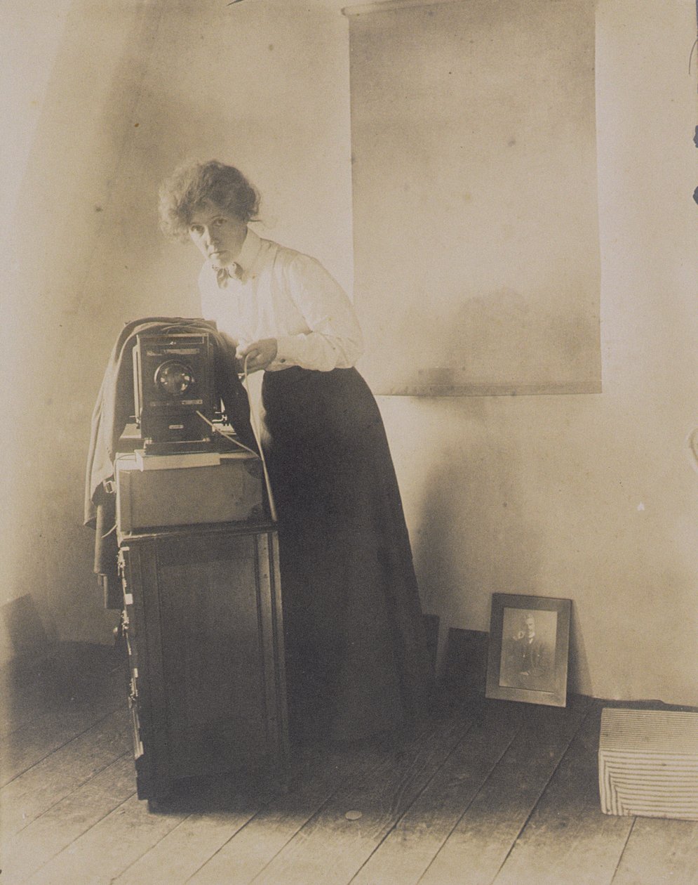 Porträt von Lillian Baynes Griffin mit ihrer Kamera, 1905-10 von Jessie Tarbox Beals