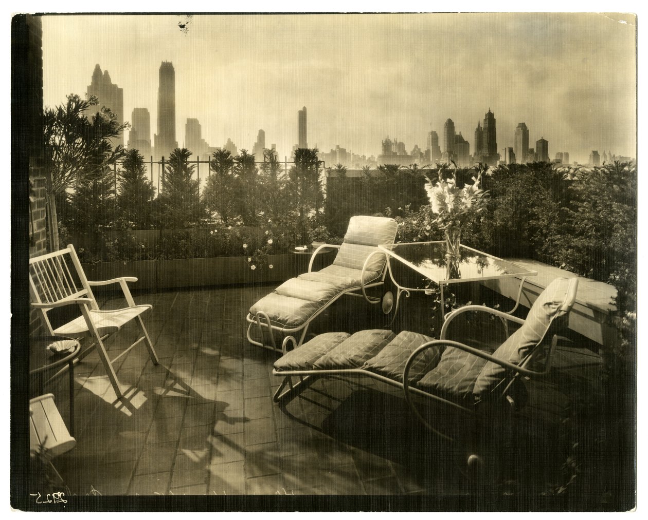 Terrasse von Frau Alice Woodward Rhinehardt, 400 E 52 St, ca. 1936-37 von Jessie Tarbox Beals
