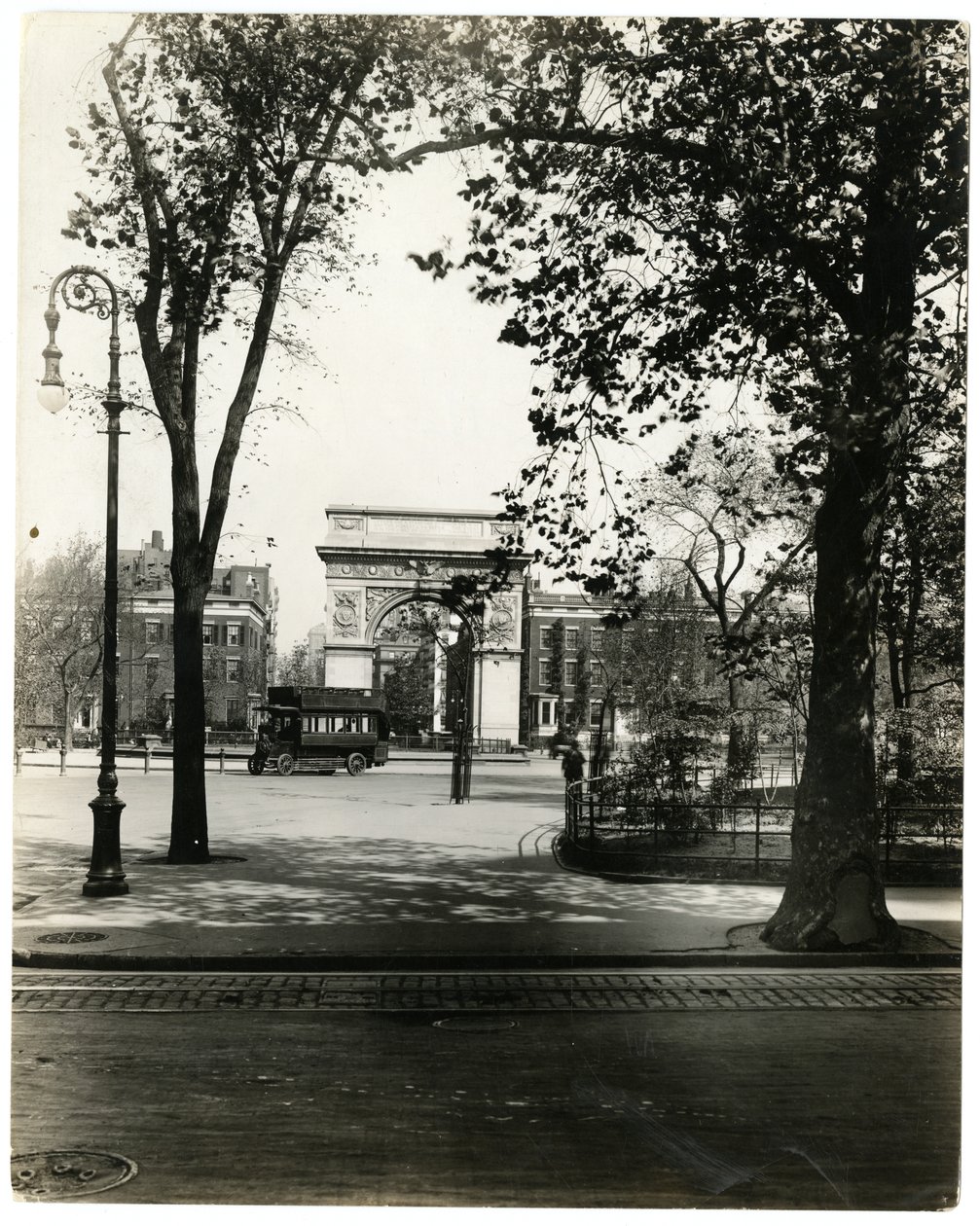 Washington Square North, New York, USA von Jessie Tarbox Beals