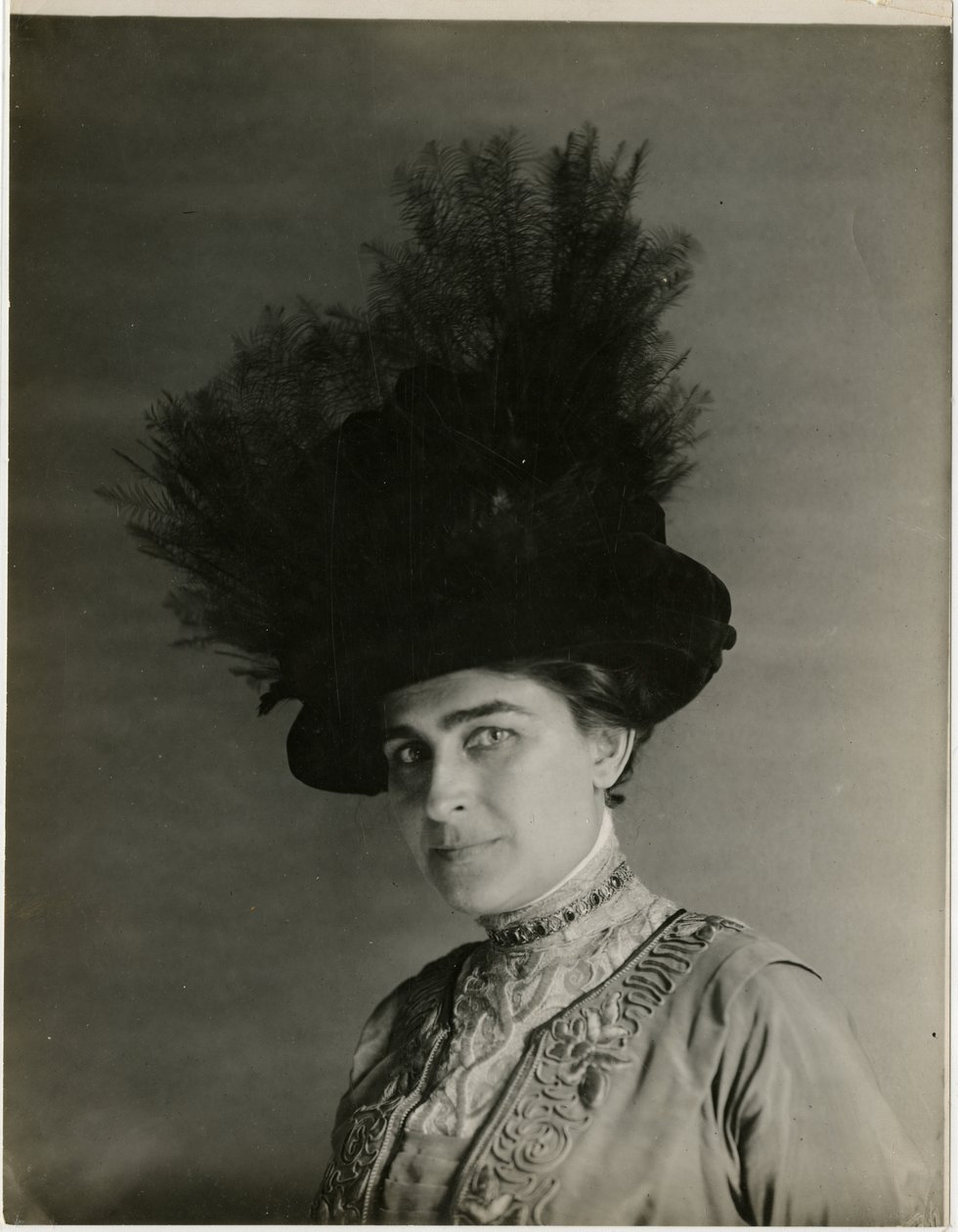 Nahaufnahme eines gefiederten Hutes, ca. 1905-18 von Jessie Tarbox Beals