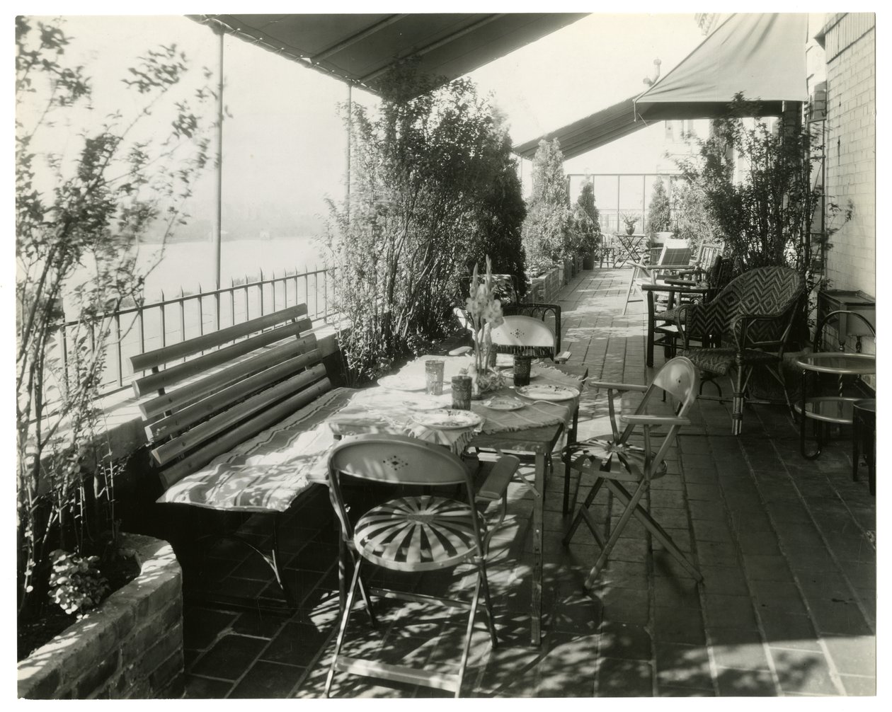 Terrasse mit Blick auf den Fluss, ca. 1936-37 von Jessie Tarbox Beals