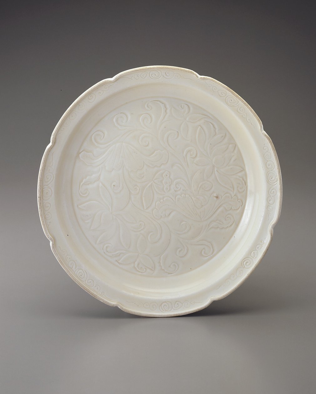 Schale mit blattförmigem Rand und geschnitzter Dekoration, Provinz Hebei von Jin Dynasty Chinese School