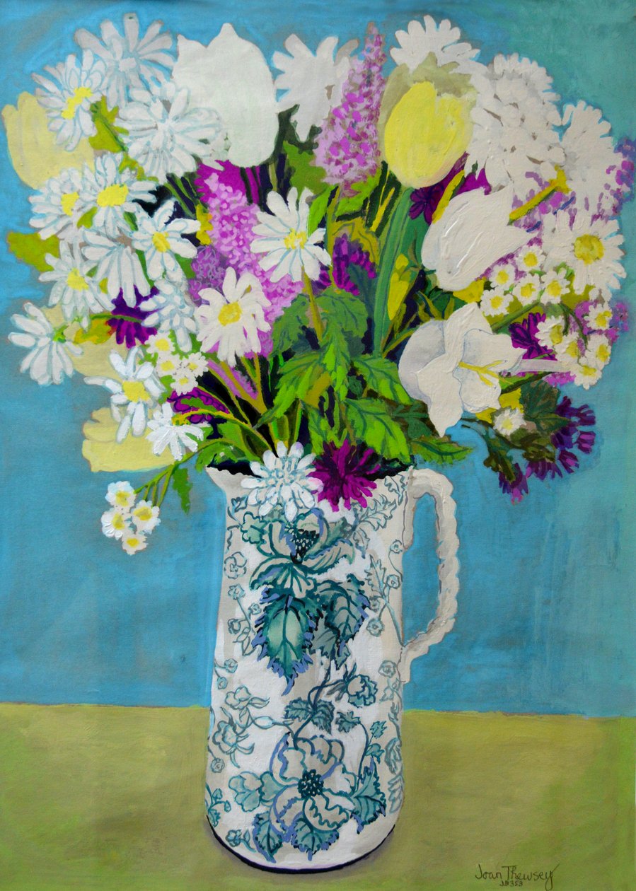 Blumen in einem Krug mit türkisfarbener Dekoration von Joan Thewsey