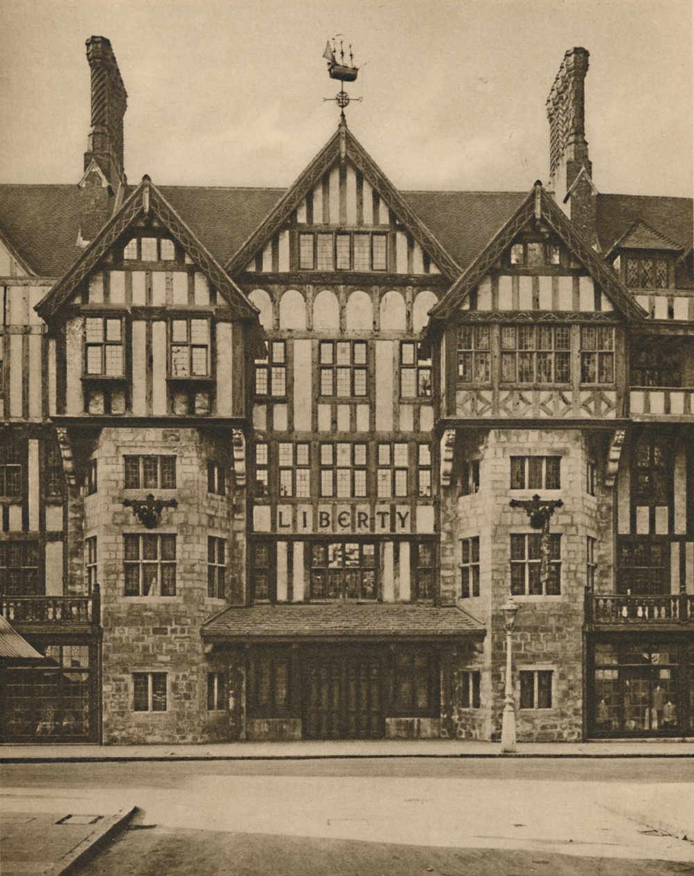 Teil des Tudor-Gebäudes von Liberty in der Great Marlborough Street, ca. 1935 von Joel