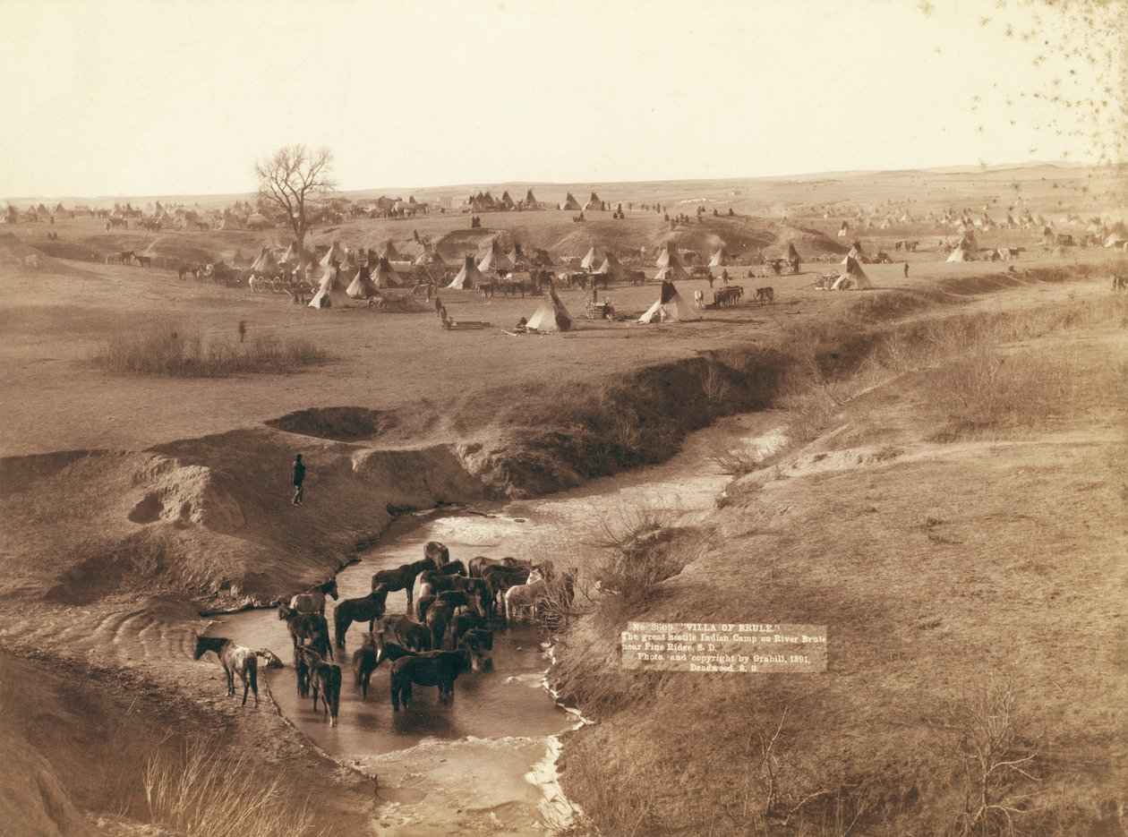 Das große feindliche Indianerlager am Fluss Brule in der Nähe von Pine Ridge von John C. H. Grabill