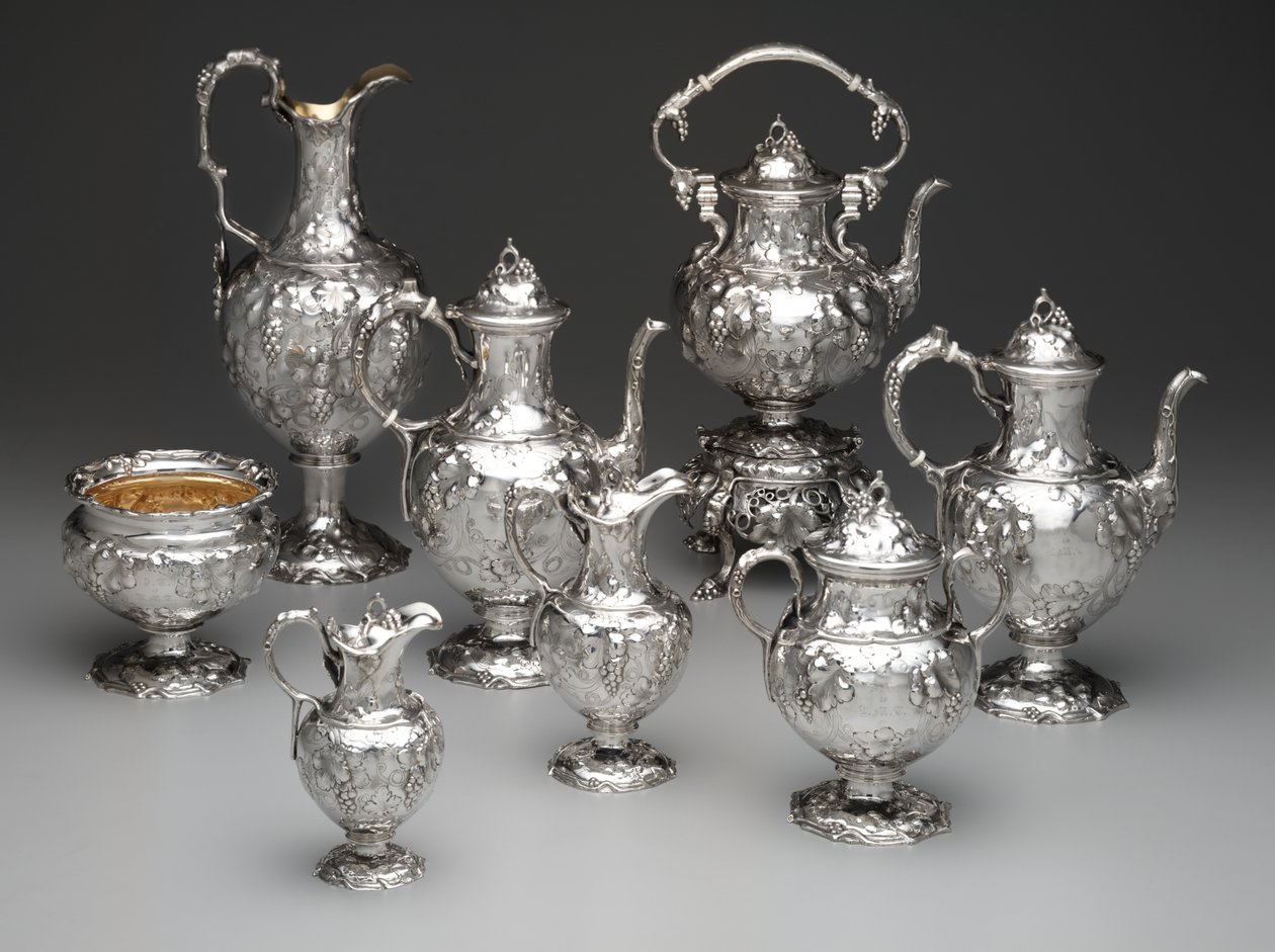 Wasserkessel auf Ständer, Kaffeekanne, Schokoladenkanne, Abfallbehälter, Zuckerdose, Milchkrug, Sahnekrug und Kannen, ca. 1851 von John Chandler Moore