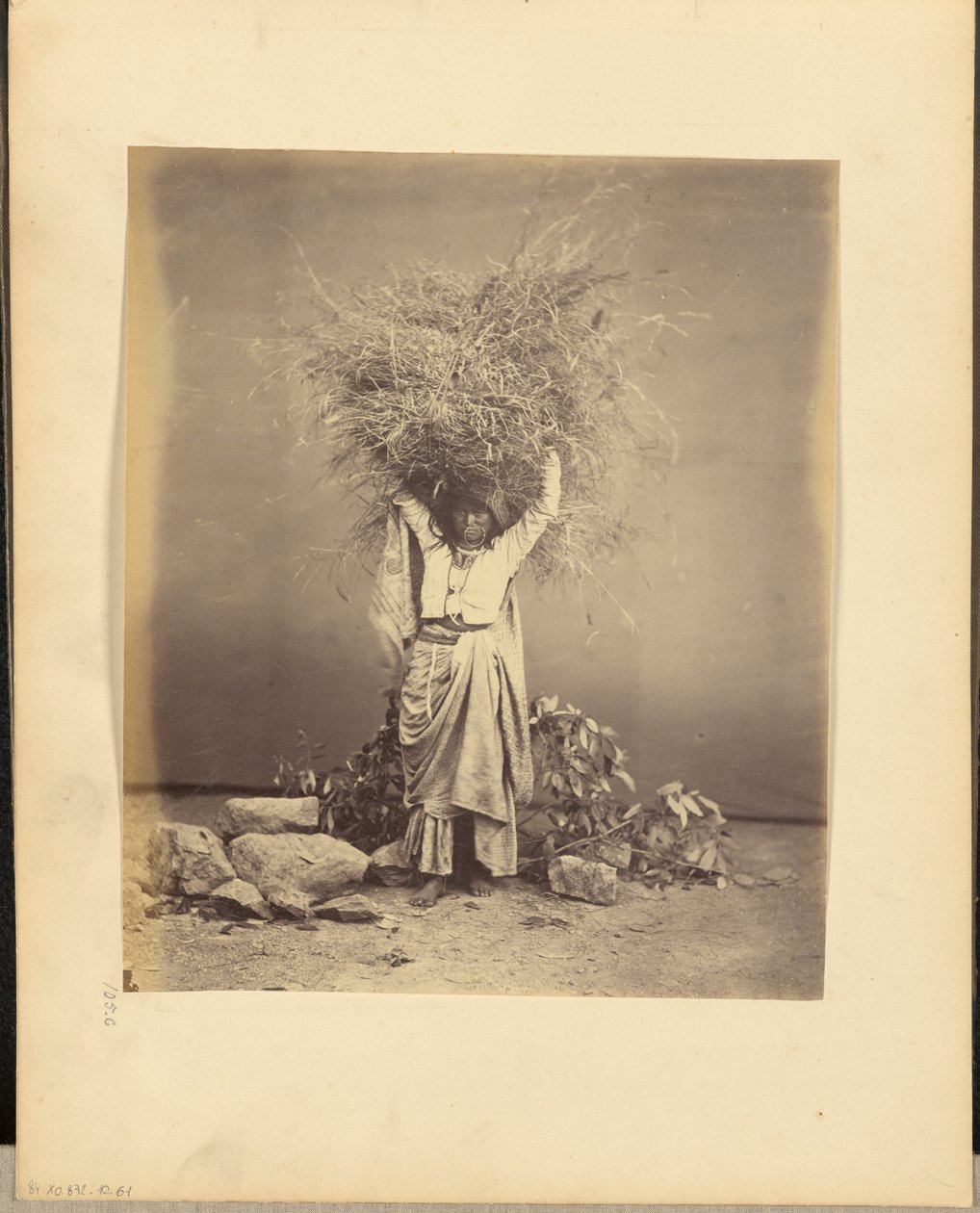 Indische Bäuerin mit Zweigen auf dem Kopf von John Edward Saché