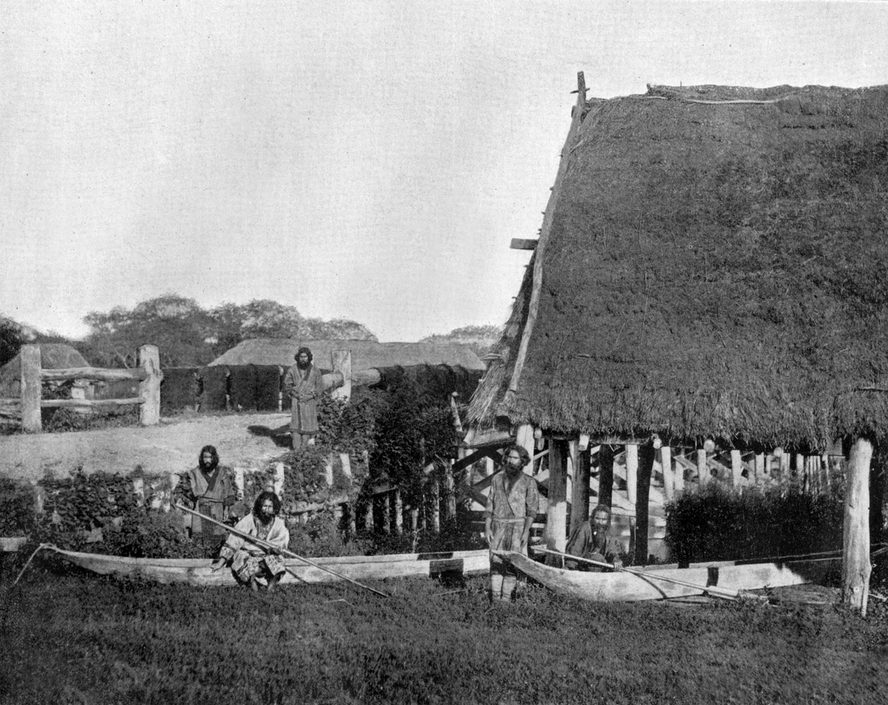 Einheimische der Insel Jesso in Japan, hier Aborigines, Foto von John Lawson Stoddard (1850-1931) Reisender und Konferenzredner, Bildungswerk für Chicago von John Lawson Stoddard