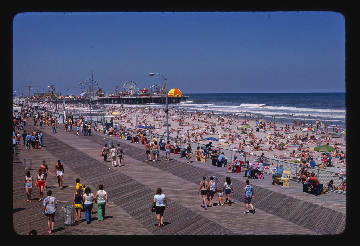 Promenade, Strand, Casino Pier, Seaside Heights, New Jersey, USA von John Margolies