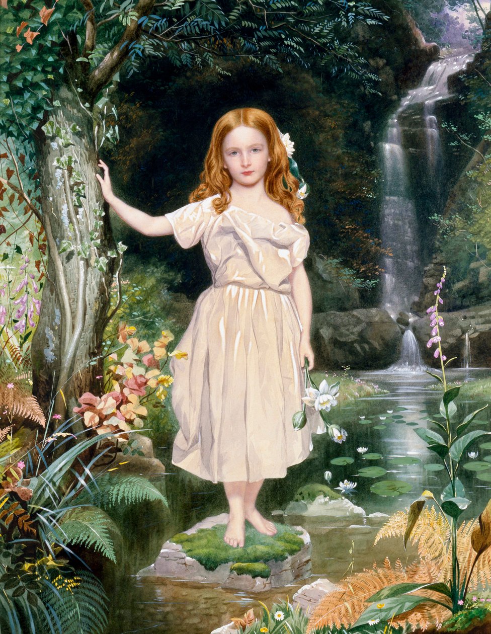 Kleines Mädchen nahe dem Wasserfall von John Simmons