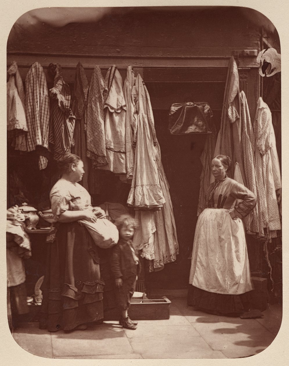 Ein Altkleiderladen, Seven Dials von John Thomson